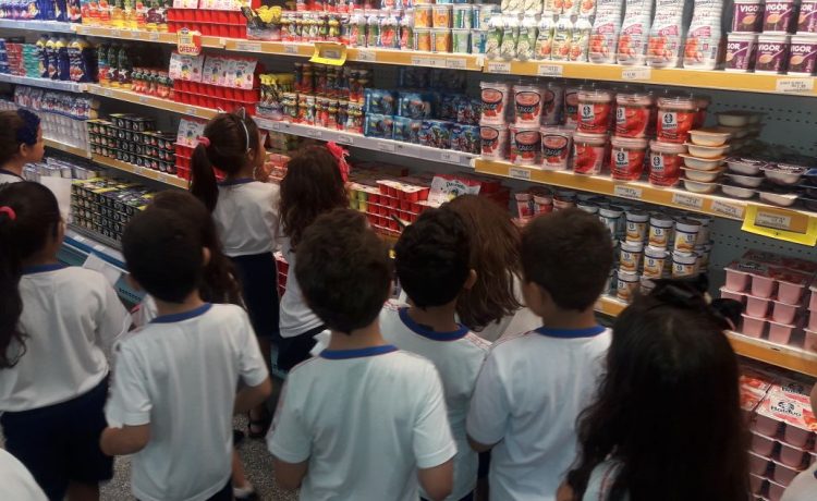 Alunos do ensino fundamental 1 vão ao supermercado estudar o sistema monetário brasileiro