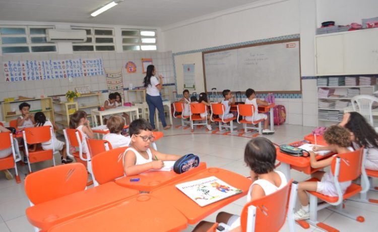 A Escola Recanto do Pequeno Príncipe, que tem como missão “EDUCAR PARA A PAZ”, trabalha na perspectiva de levar o aluno a se descobrir como ser atuante dentro da sociedade em que está inserido, por isso a busca constante por textos relevantes e que tratem do que é real e atual se faz necessário dentro das salas de aula, desde as turmas menores.