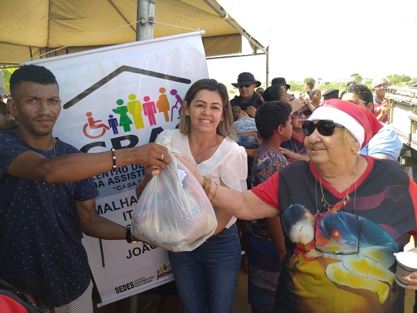 Natal Solidário da Escola Recanto do Pequeno Príncipe leva alimentos, roupas e brinquedos a mais de 200 famílias do Loteamento Américo Tanuri em Juazeiro (BA)