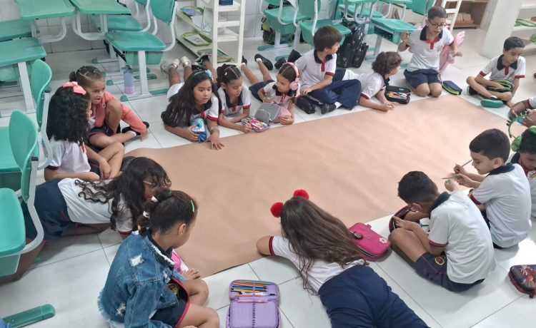Após estudarem sobre as pinturas rupestres, alunos do 2º ano C agora colocam a mão na massa